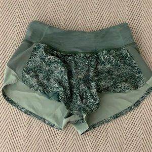 Outdoor Voices 2.5” shorts with inside liner